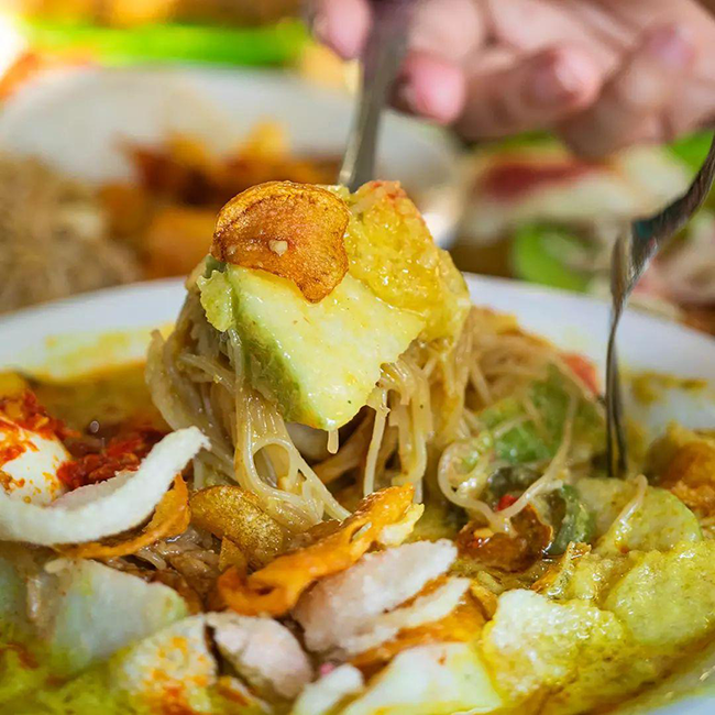 Lezatnya Lontong Kak Lin yang Legendaris
