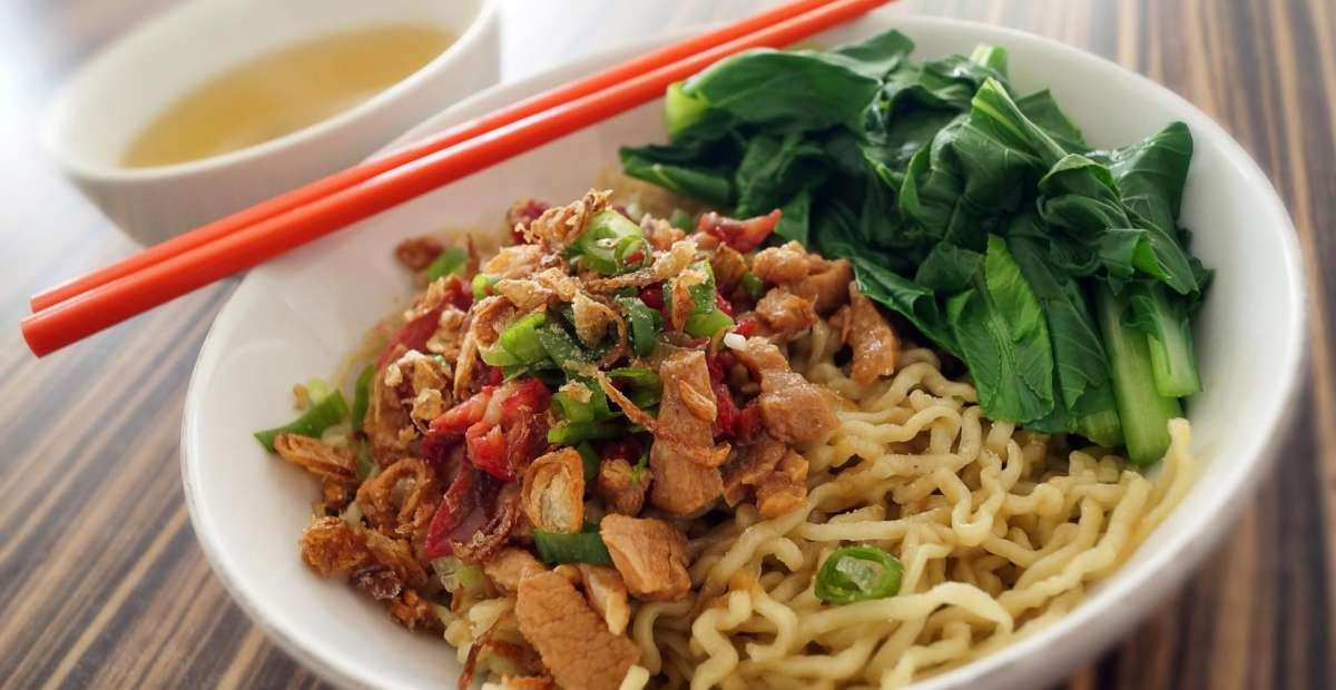 10 Mie Ayam yang Terkenal Enak dan Legendaris di Medan