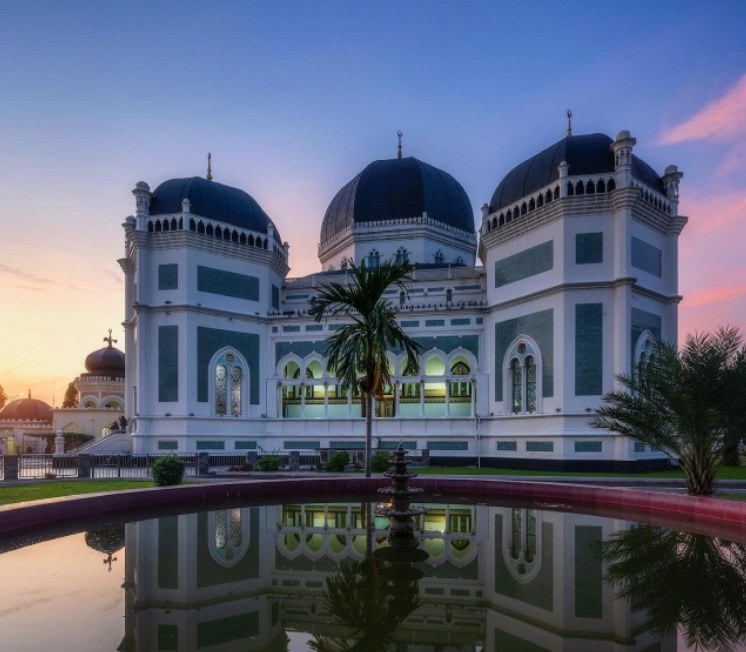 Masjid Al Mashun: Sejarah, Arsitektur, dan Info Lainnya